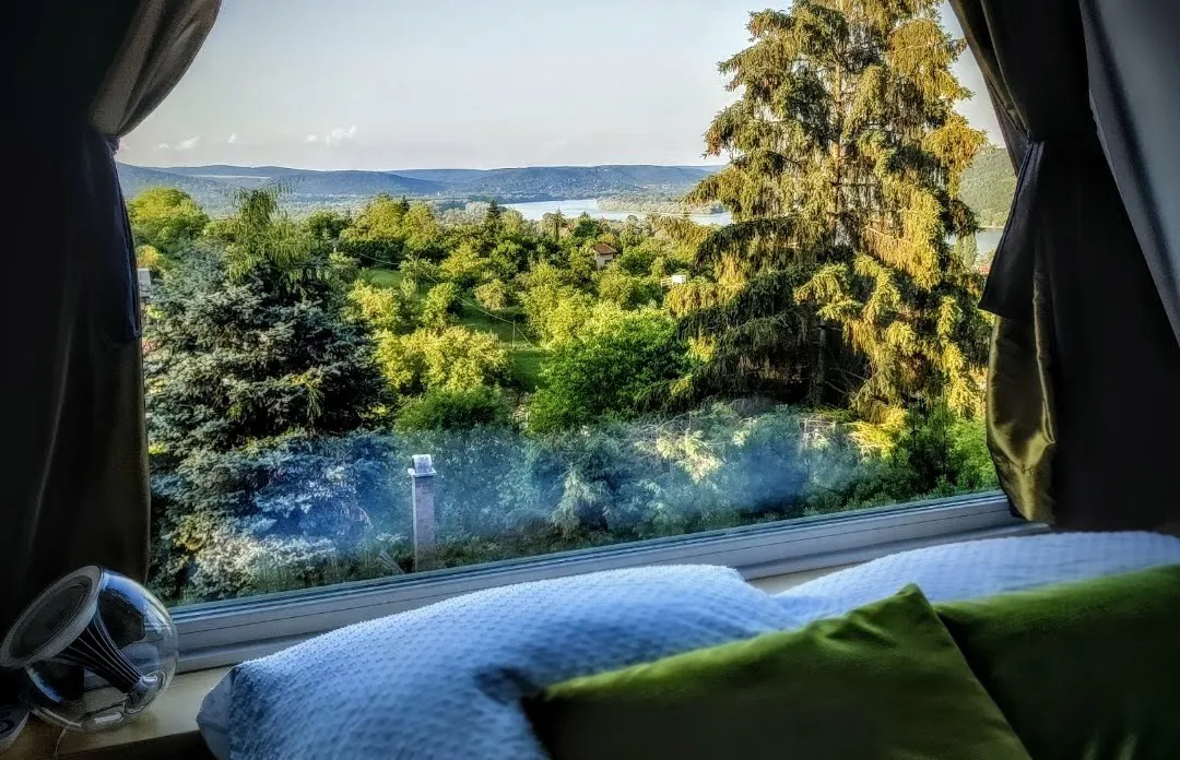 Széles dunai kilátás az ágyból a Maroschka panorámakabinban