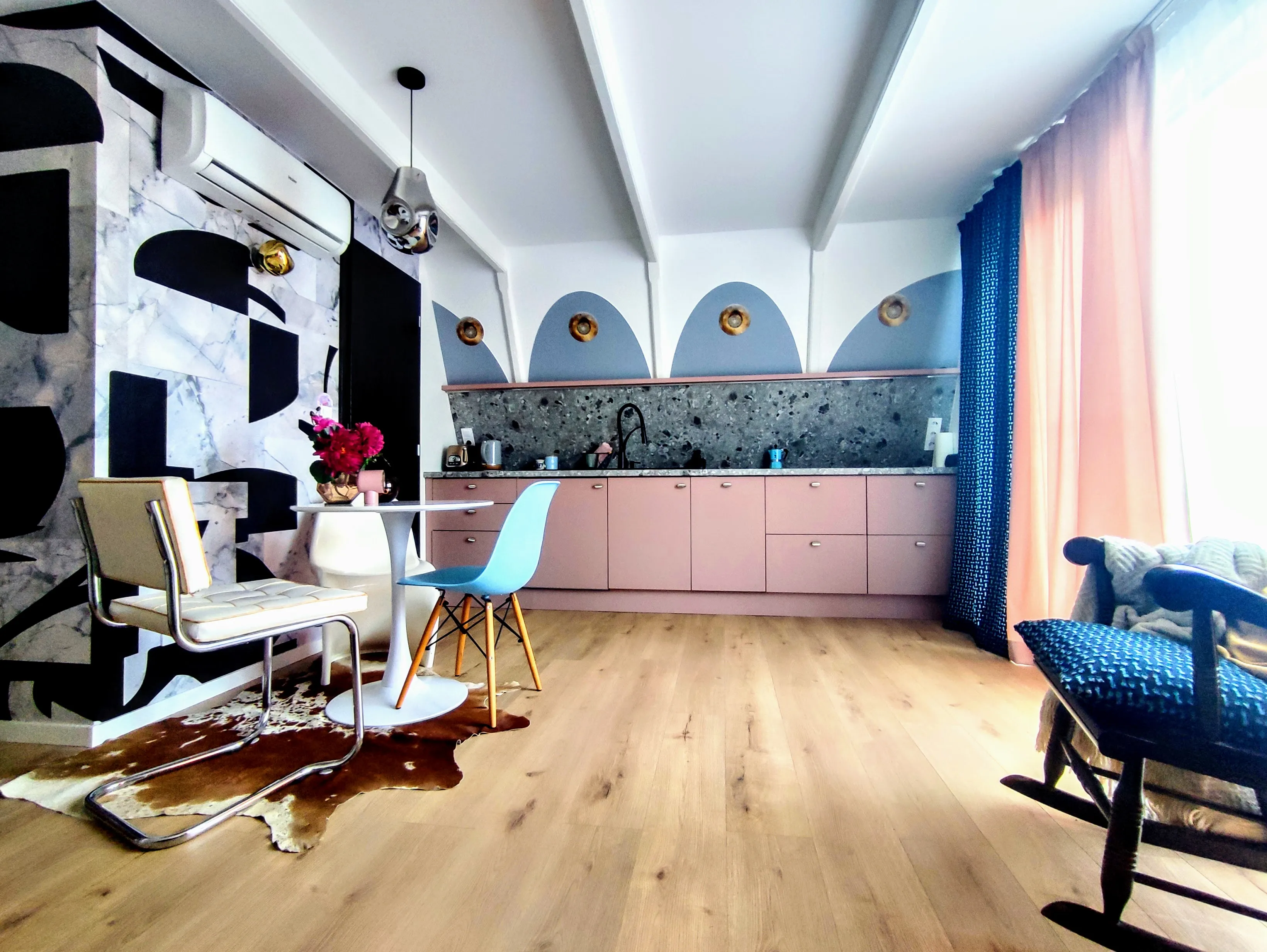 Felszerelt konyha és étkező egyedi design elemekkel a Maroschka vendégházban