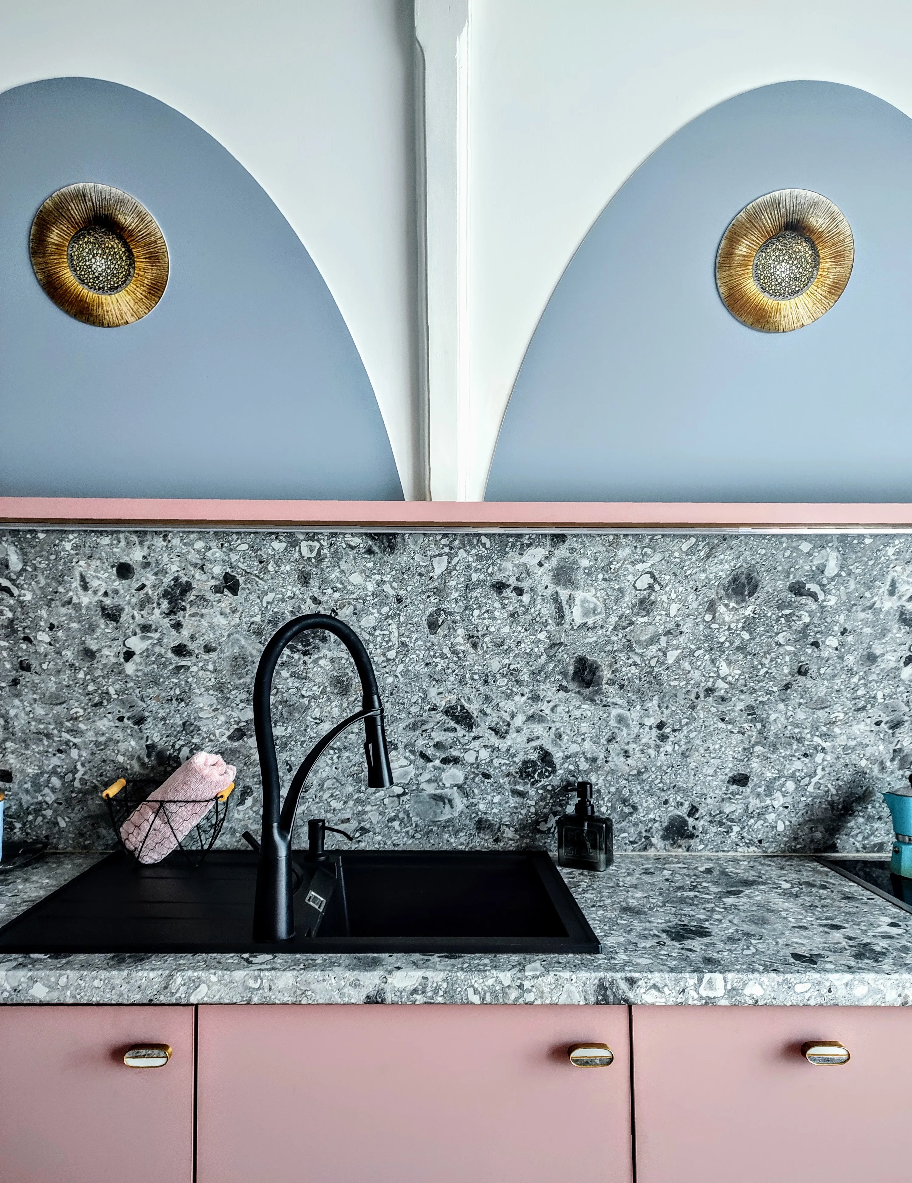 Terrazzo munkalap és rózsaszín konyhabútor részlet a Maroschkában